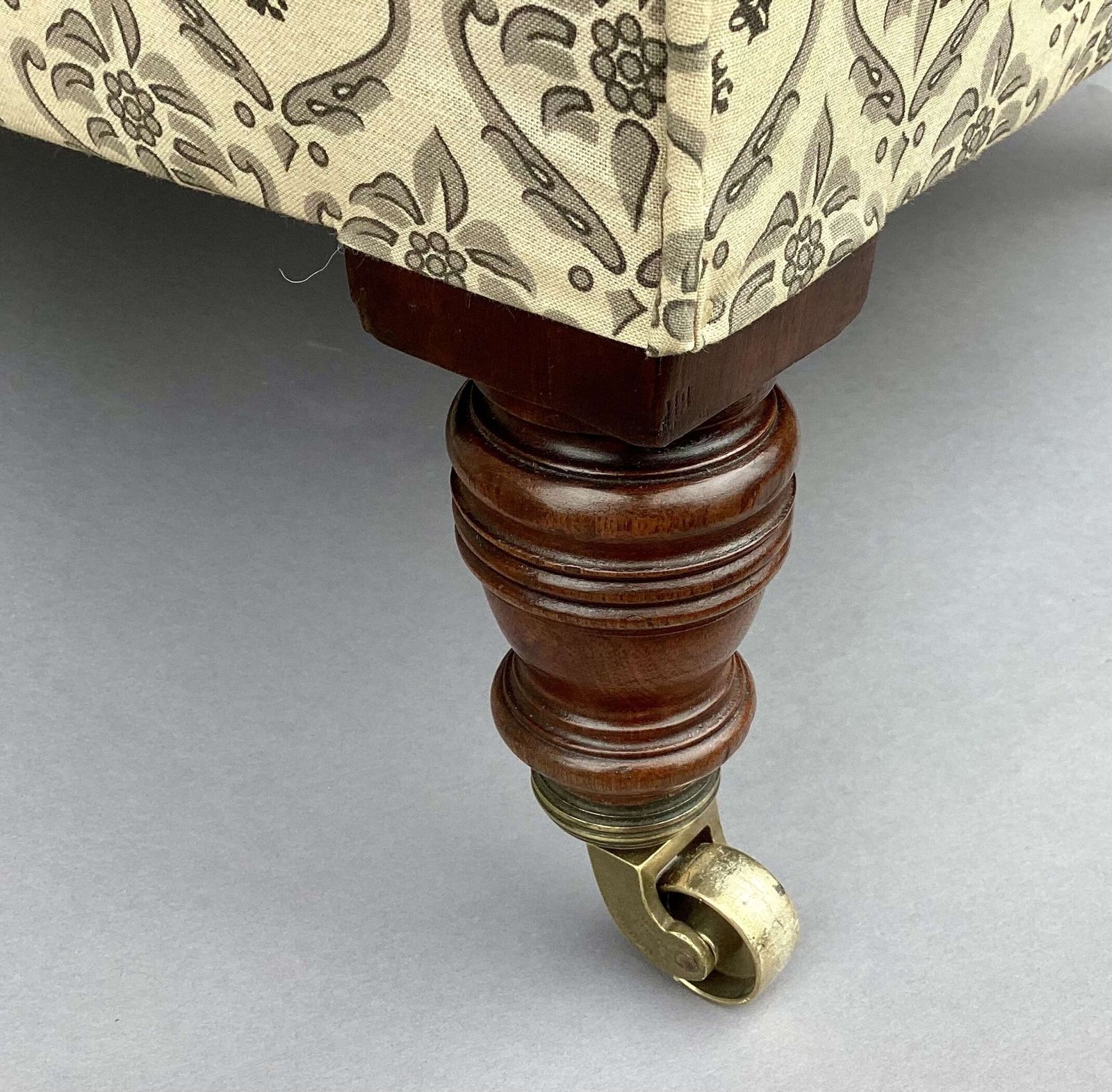 Good C19th Howard And Sons Upholstered Woodstock Armchair photo vinterior
