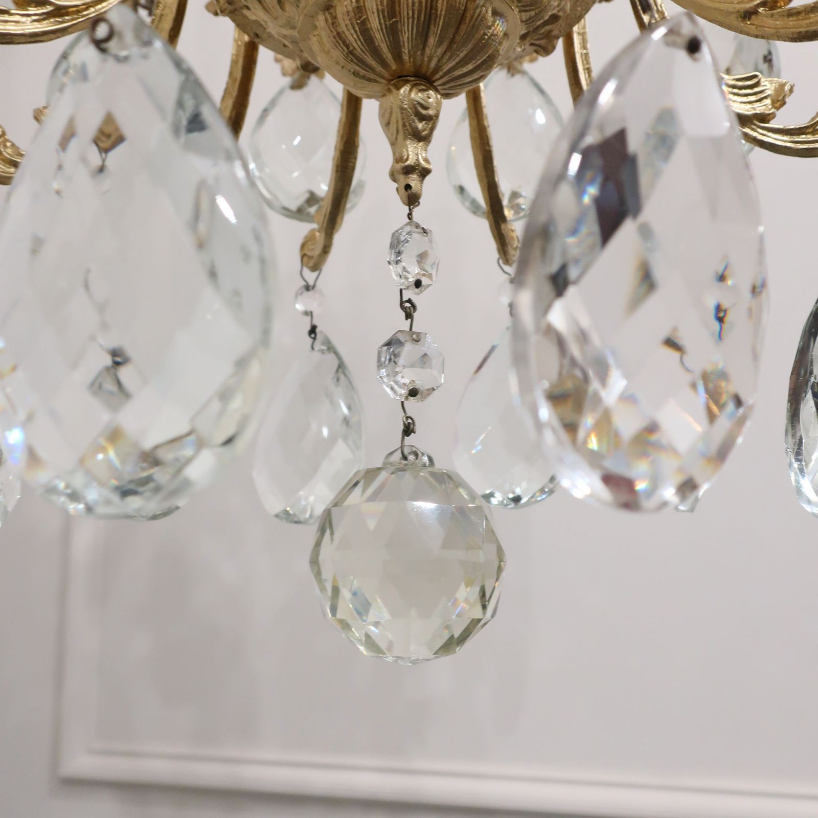 photo vinterior French Mid Century Brass & Faceted Glass Chandelier