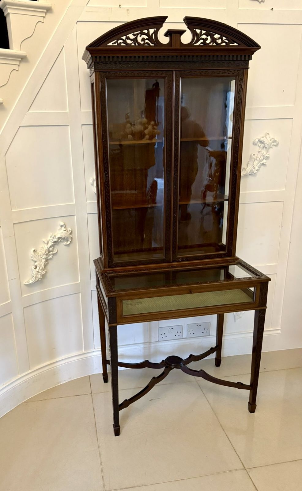 photo furniture Antique 19th Century Quality Carved Mahogany Bijouterie Display Cabinet