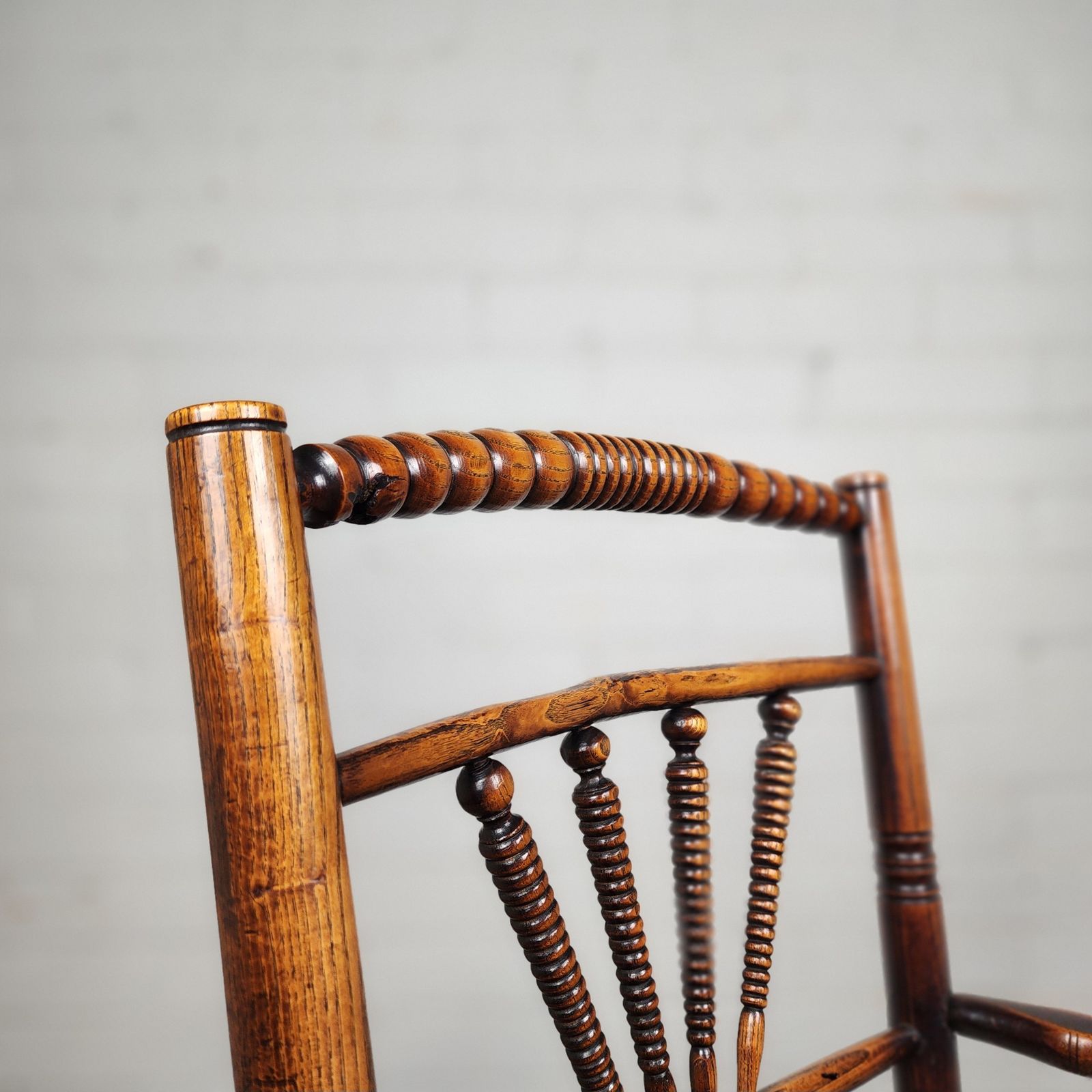 photo vintage A George III Elm And Fruitwood Spindle Back Carver Chair