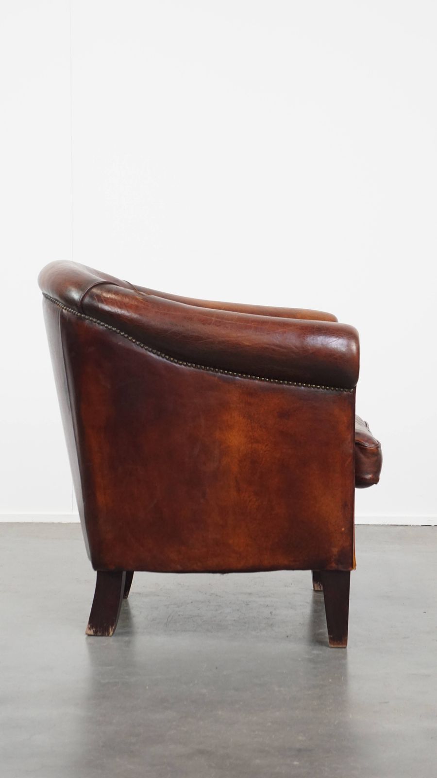 Schapenvacht Club Fauteuil In Een Mooie Warme Cognackleur Met Een Fraaie Patina photo for sale