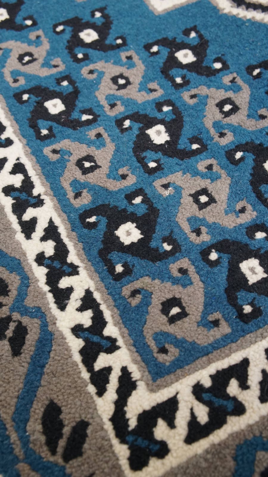 Subtiel Oosters Tapijt Met Overwegend Blauw Witte Tinten En Strakke Patronen 181x90cm photo Textiel