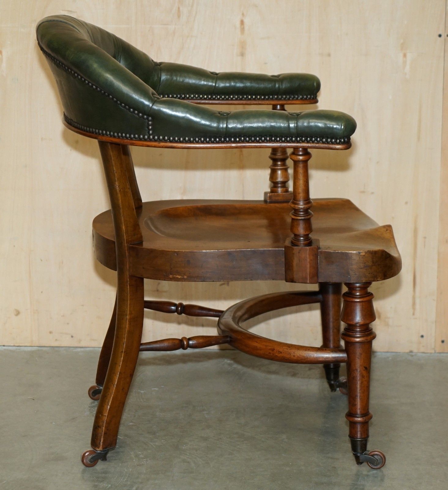 photo vinterior Scottish Antique Victorian 1880 Mahogany & Leather Chesterfield Captains Chair