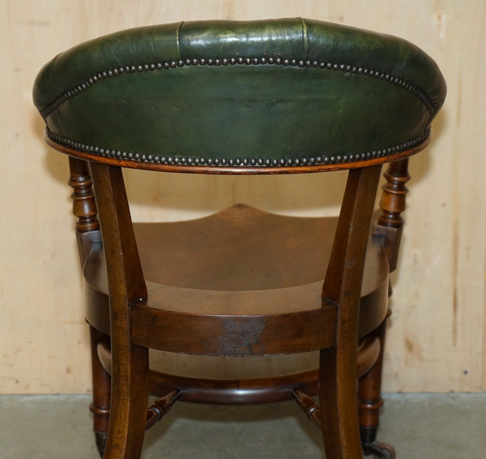 photo vintage Scottish Antique Victorian 1880 Mahogany & Leather Chesterfield Captains Chair