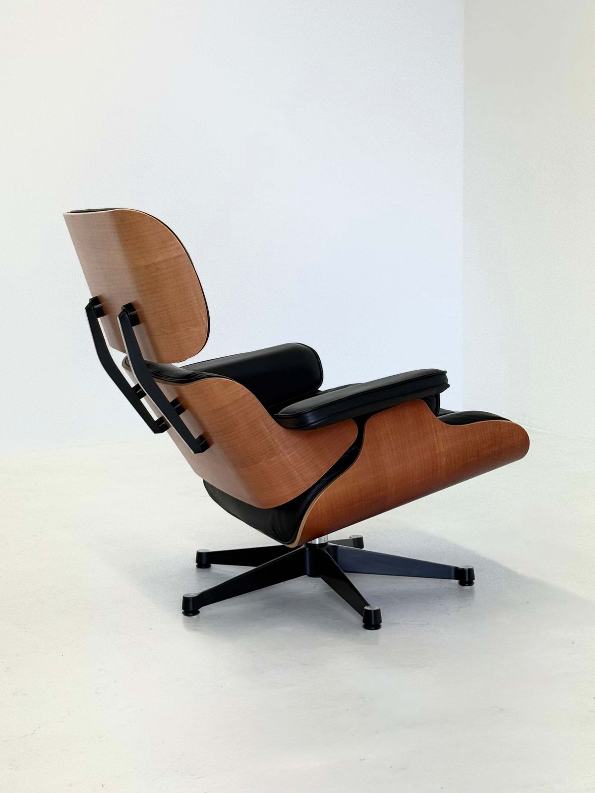 photo furniture Eames Lounge Chair Door Charles En Ray Eames Voor Vitra