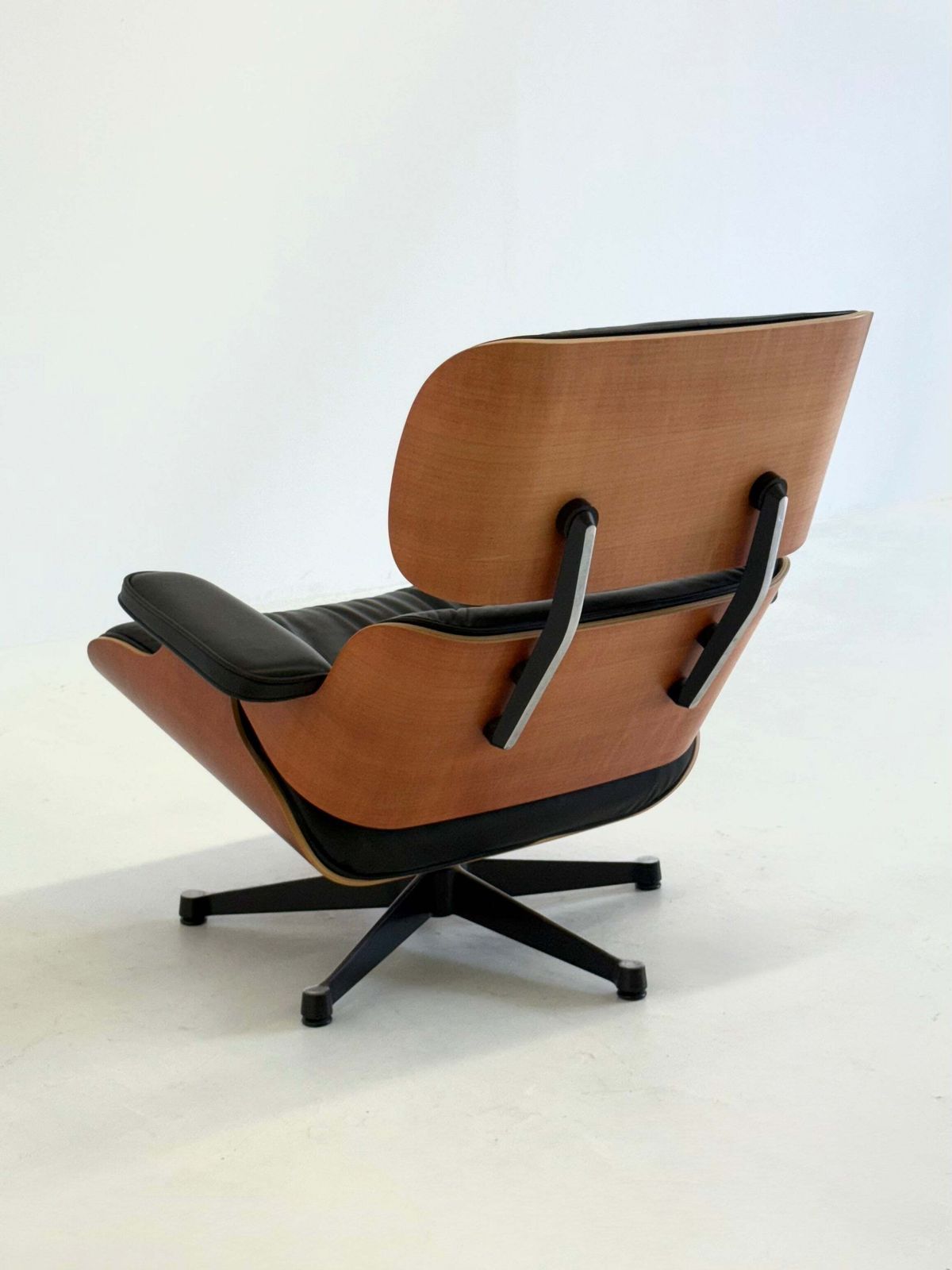 photo for sale Eames Lounge Chair Door Charles En Ray Eames Voor Vitra