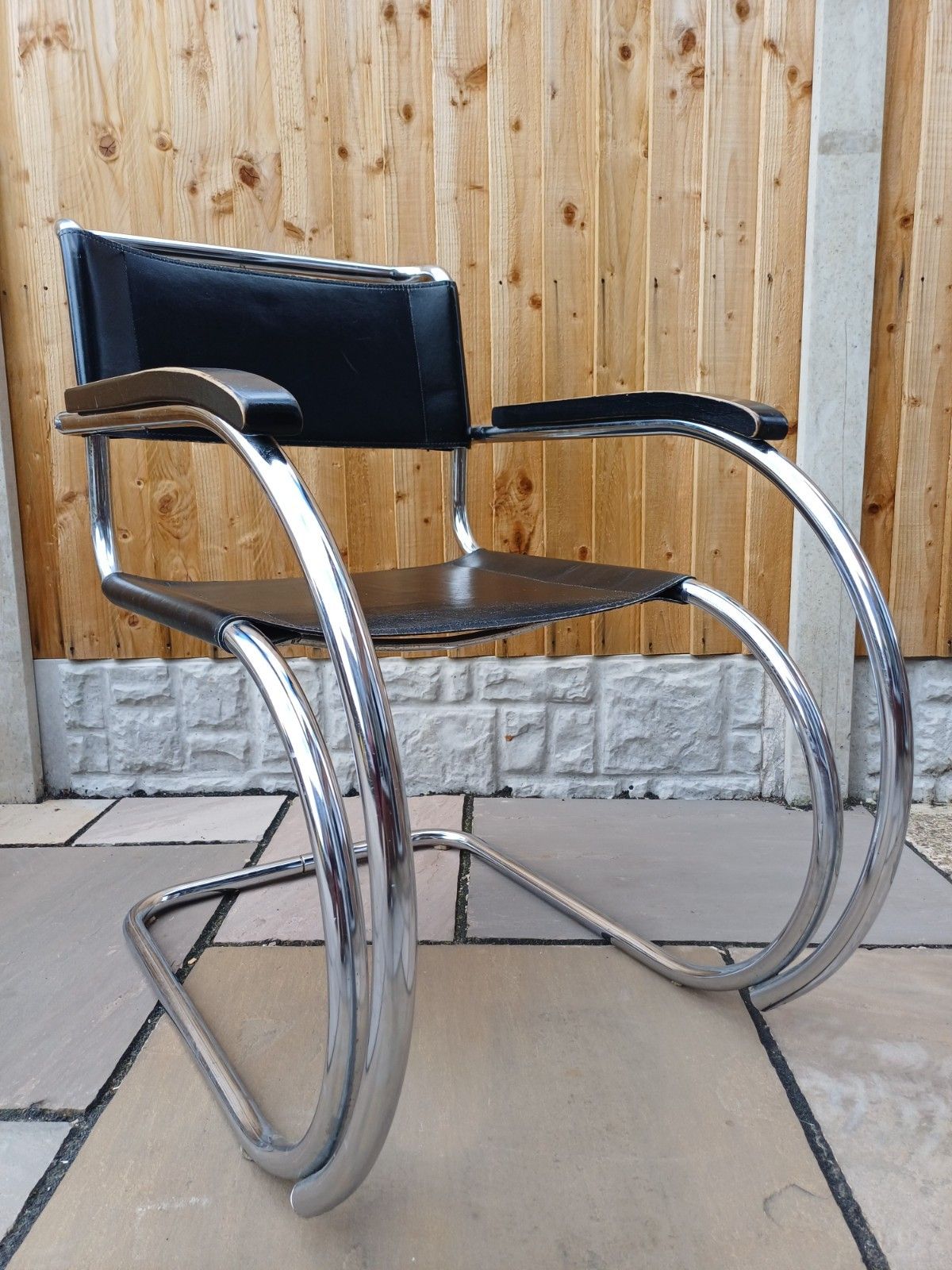 photo furniture Mies Van Der Rohe Mr20 Armchair Leather Chrome  Armchair Black Leather Vintage