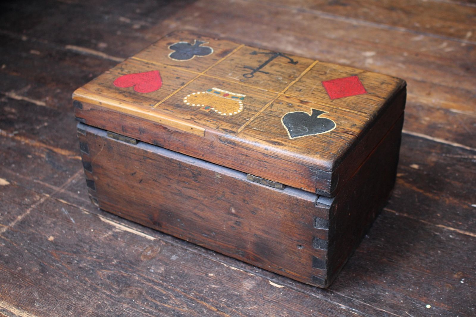 photo vintage Early 20th Century English Maritime Sailors Gambling Game Box  ‘Crown & Anchor'