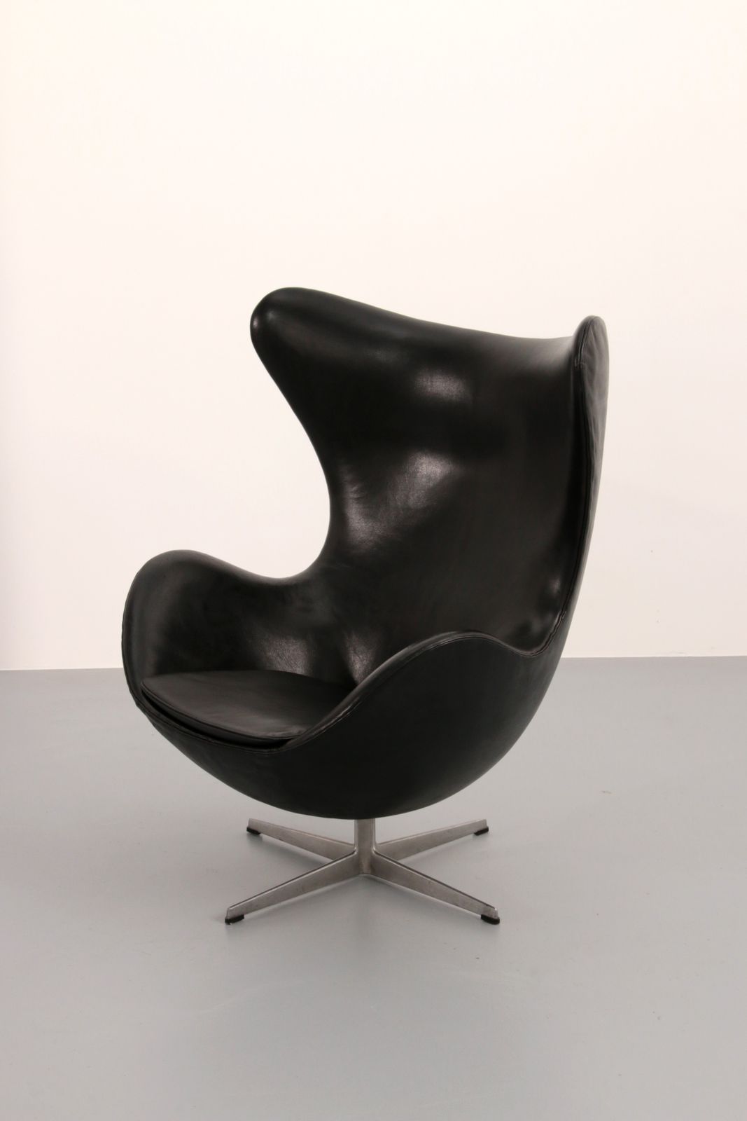 The Egg Chair – Arne Jacobsen, Denmark, 1960 – Black Leather By Fritz Hansen photo for sale