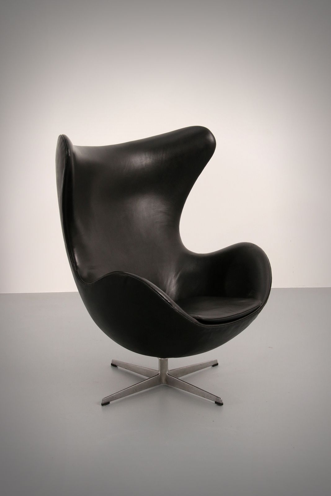 The Egg Chair – Arne Jacobsen, Denmark, 1960 – Black Leather By Fritz Hansen