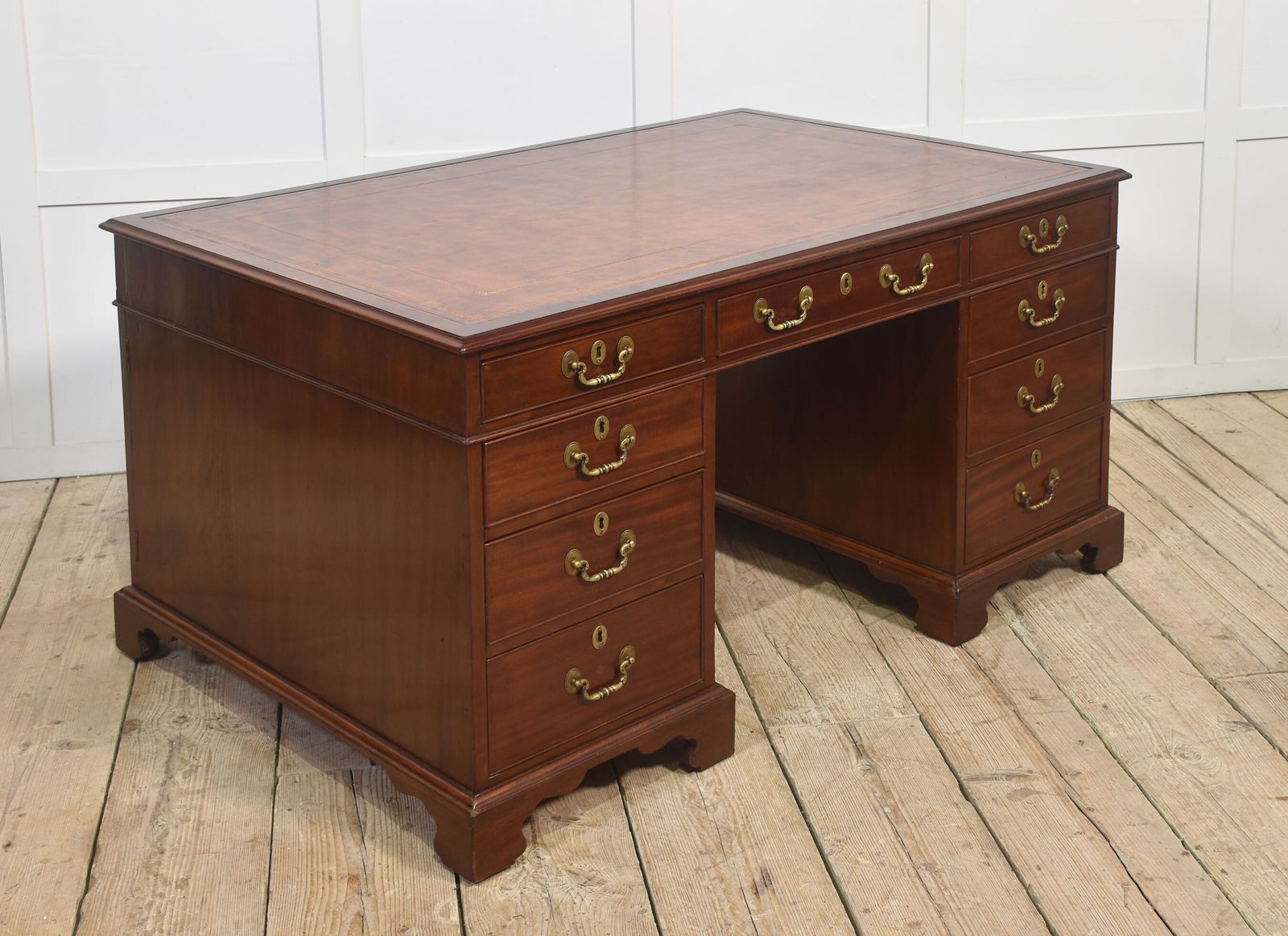 photo vinterior Mahogany Partners Desk