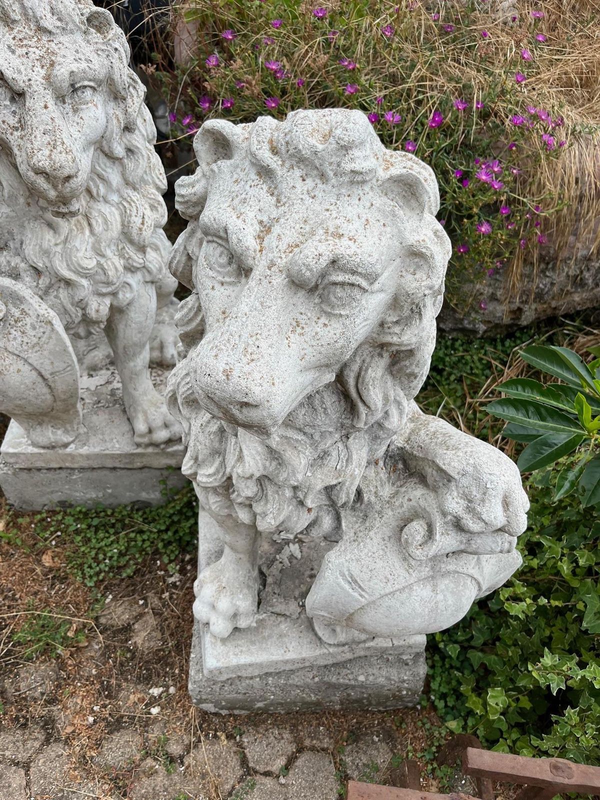 Coppia Di Statue Di Leoni Con Scudo, In Cemento Bianco, Da Esterno, Italia photo 3364.0