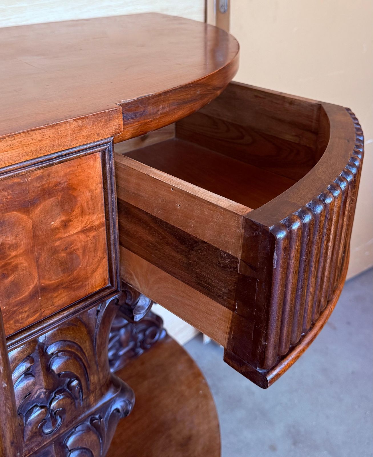 Mobilier Console anglaise sculptée en placage book-matched à trois tiroirs photo