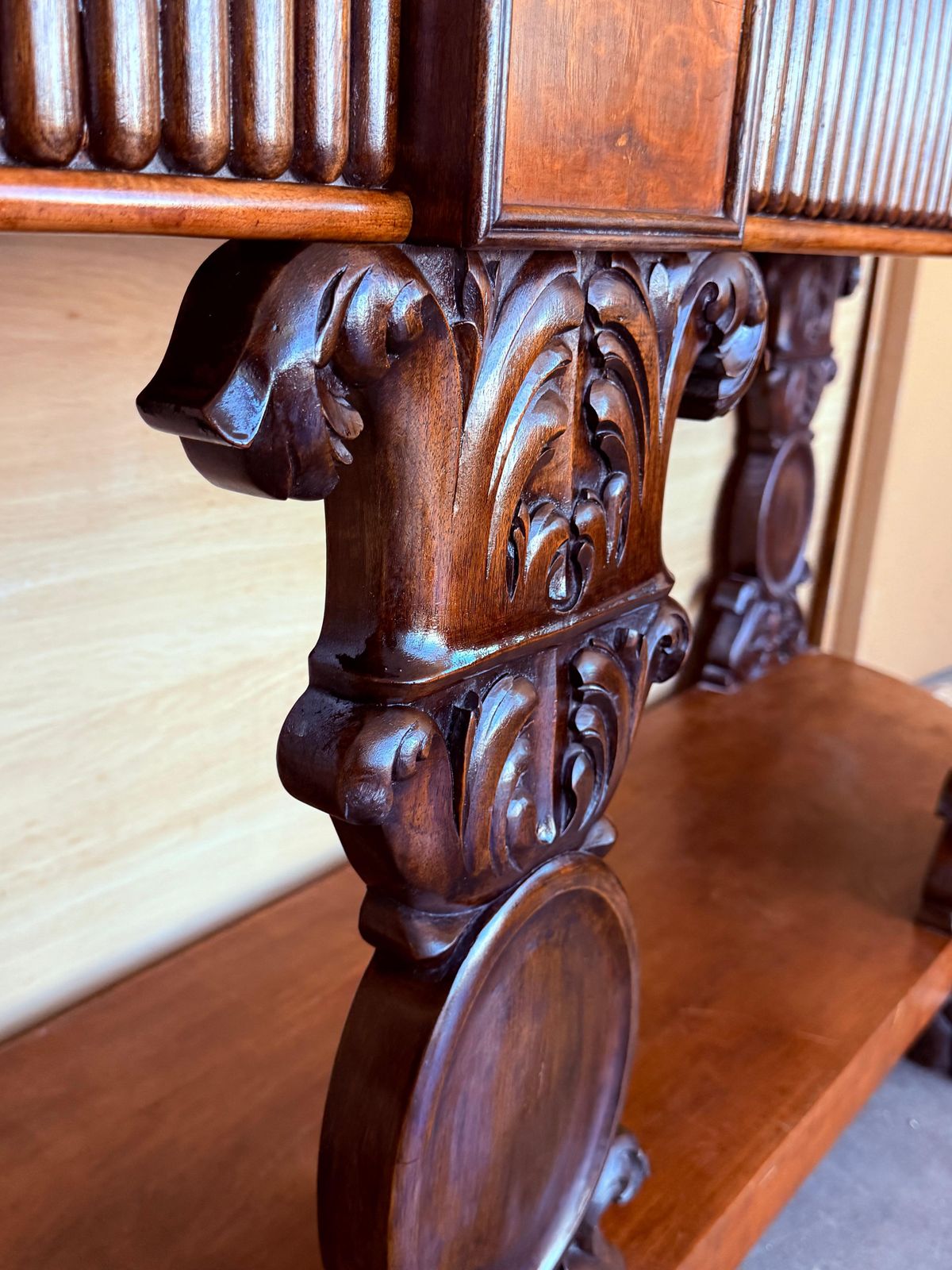 photo vinterior Console anglaise sculptée en placage book-matched à trois tiroirs
