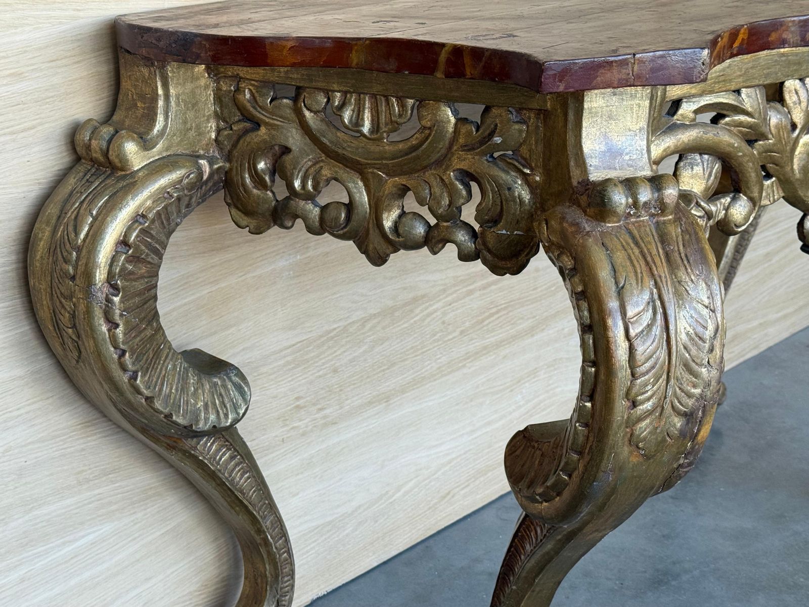 Console italienne faux marbre dorée à décor d'acanthe et de baies, vers 1820 photo vintage
