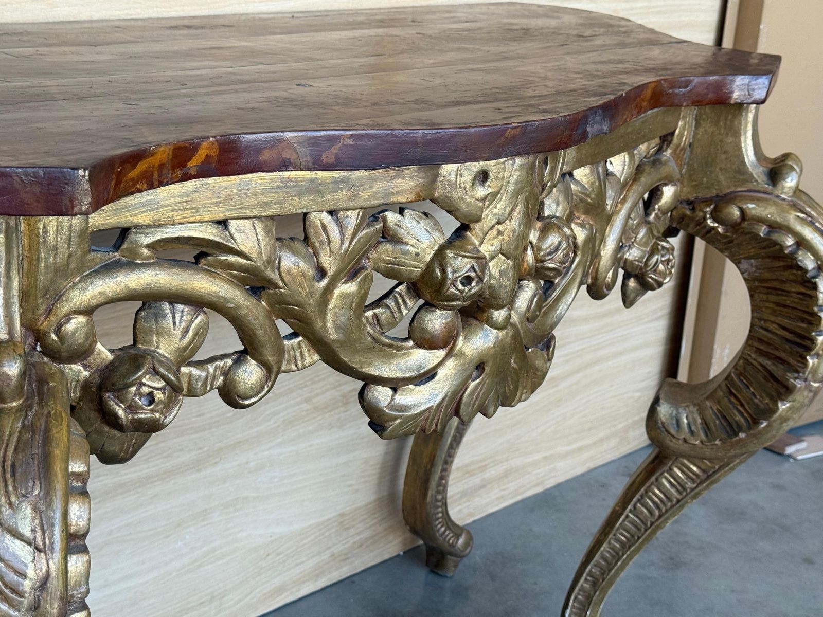 photo furniture Console italienne faux marbre dorée à décor d'acanthe et de baies, vers 1820