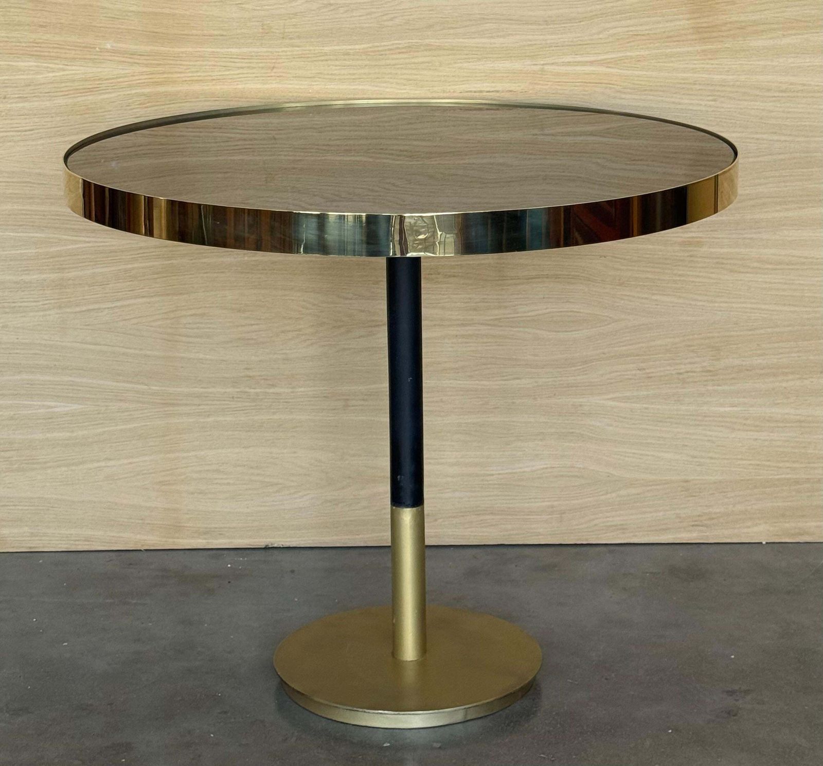 Table à manger ronde Hollywood Regency en laiton cantilever, plateau en verre noir, années 1970 photo Mobilier