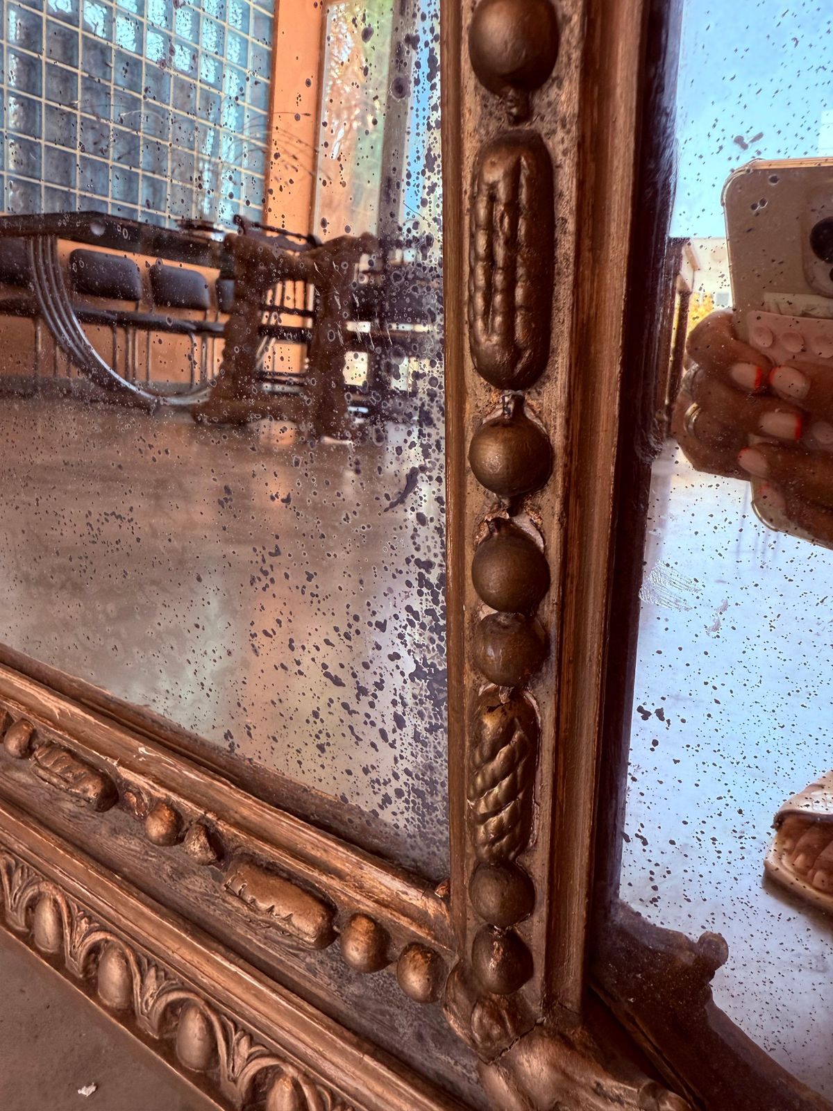 photo furniture Grand miroir vertical doré à fronton chérubin, France, XIXe siècle