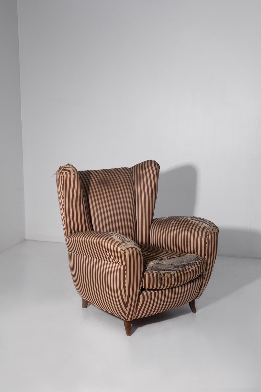 Osvaldo Borsani Rare Armchairs In Orignal Condition In Silk photo vinterior