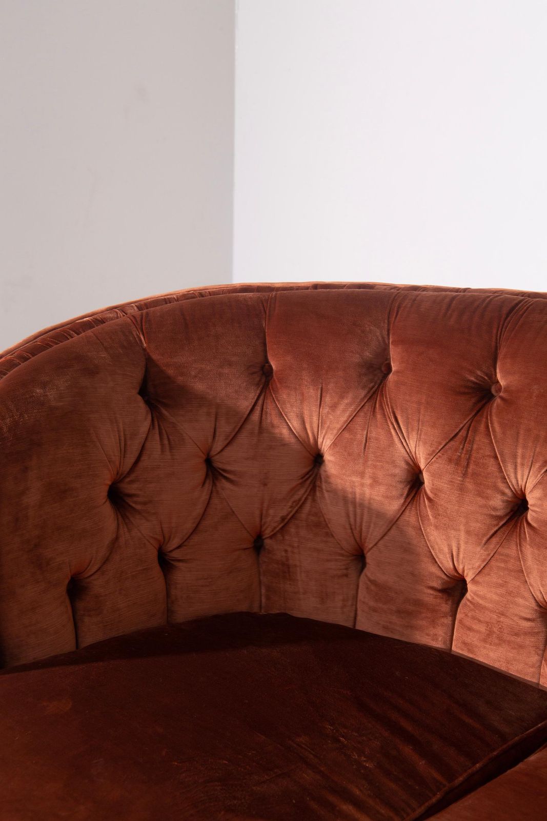 Pair Of Italian Sofas In Orange Capitonné Velvet In Art Deco Style photo vintage