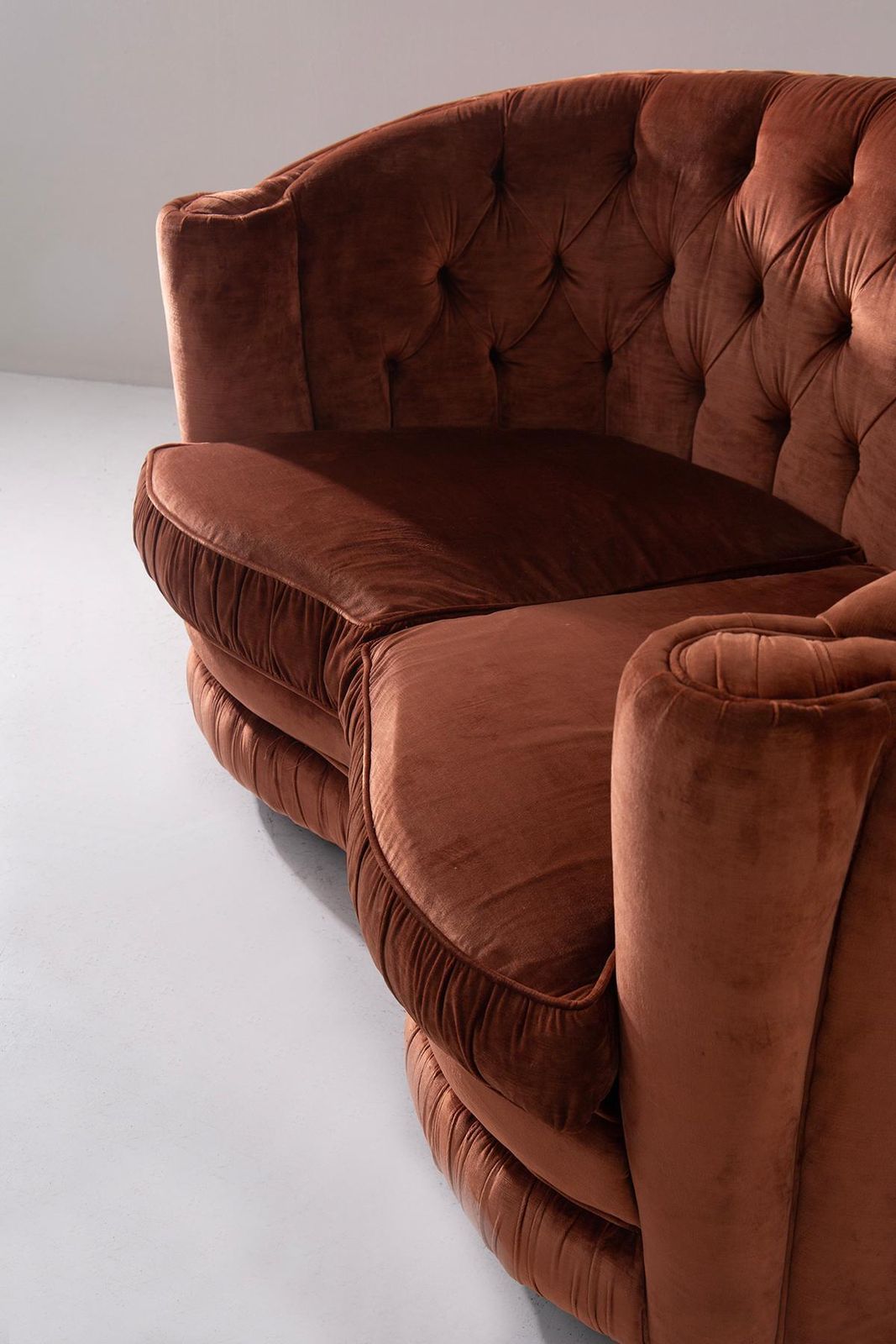 photo furniture Pair Of Italian Sofas In Orange Capitonné Velvet In Art Deco Style