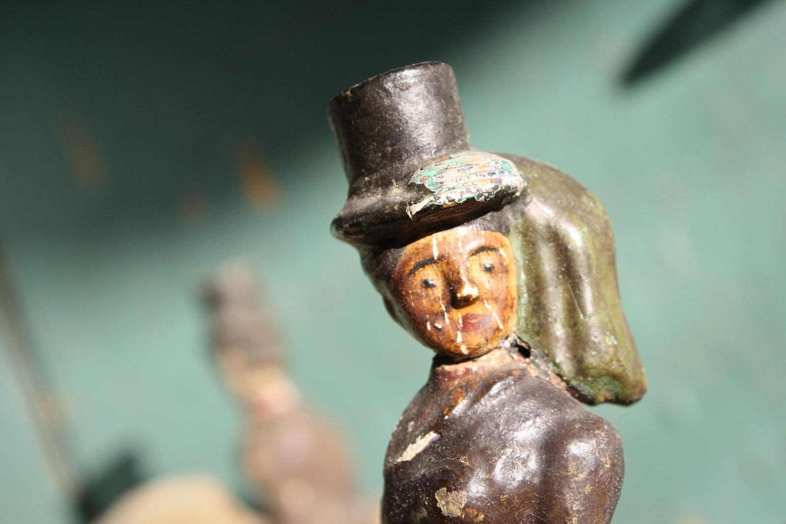 photo vintage Circa 1850 Folk Art Carvings Of Queen Victoria & Prince Albert On Horseback