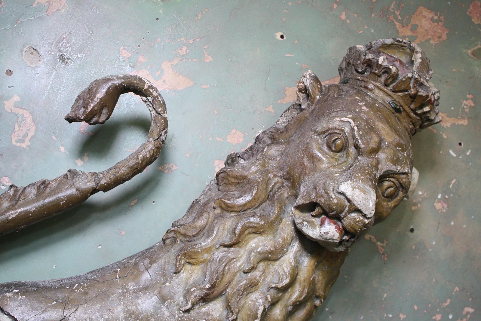 Huge 18th Century Heraldic Armorial Plaster Gesso Gilt Lion photo furniture
