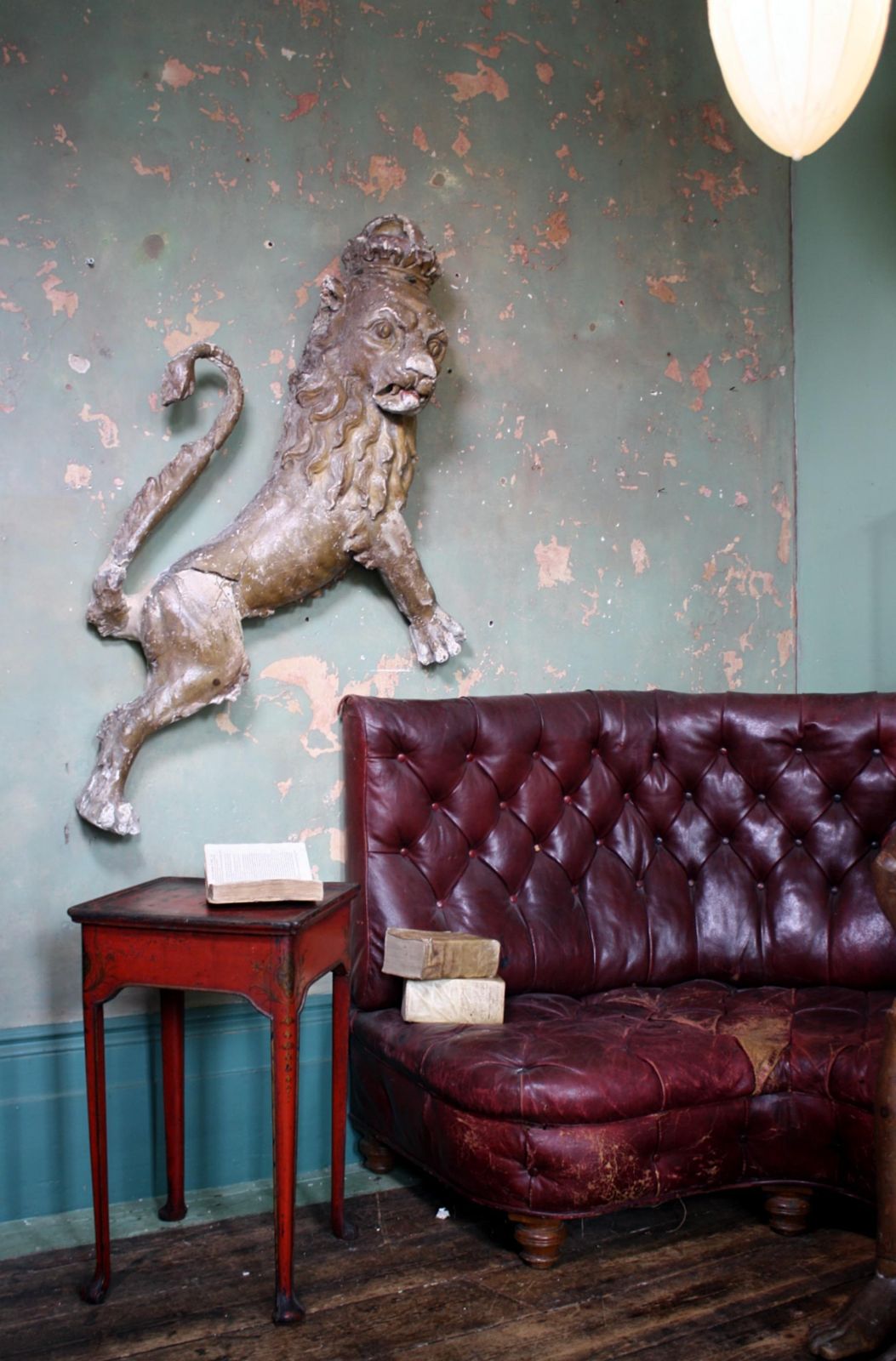 photo furniture Huge 18th Century Heraldic Armorial Plaster Gesso Gilt Lion