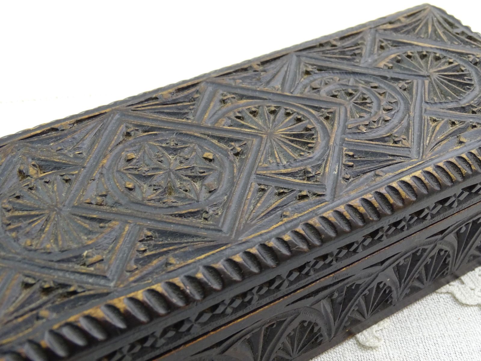 Antiek Engels Houten Gesneden Rechthoekige Handschoenendoos, Ooit Toebehorend Aan Hillirent Leriche – Retro Victorian Gothic Revival Casket, Engeland photo vinterior