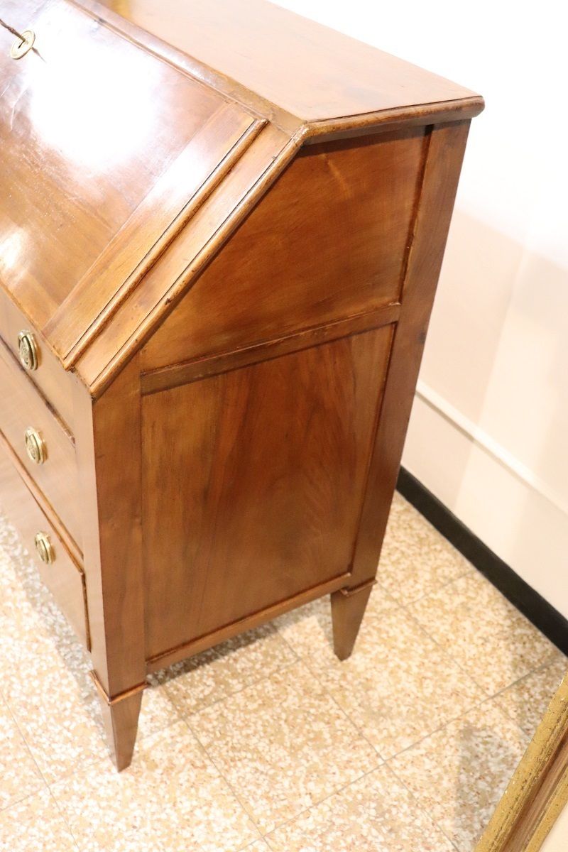photo furniture Antique Chest Of Drawers In Walnut, 1700s
