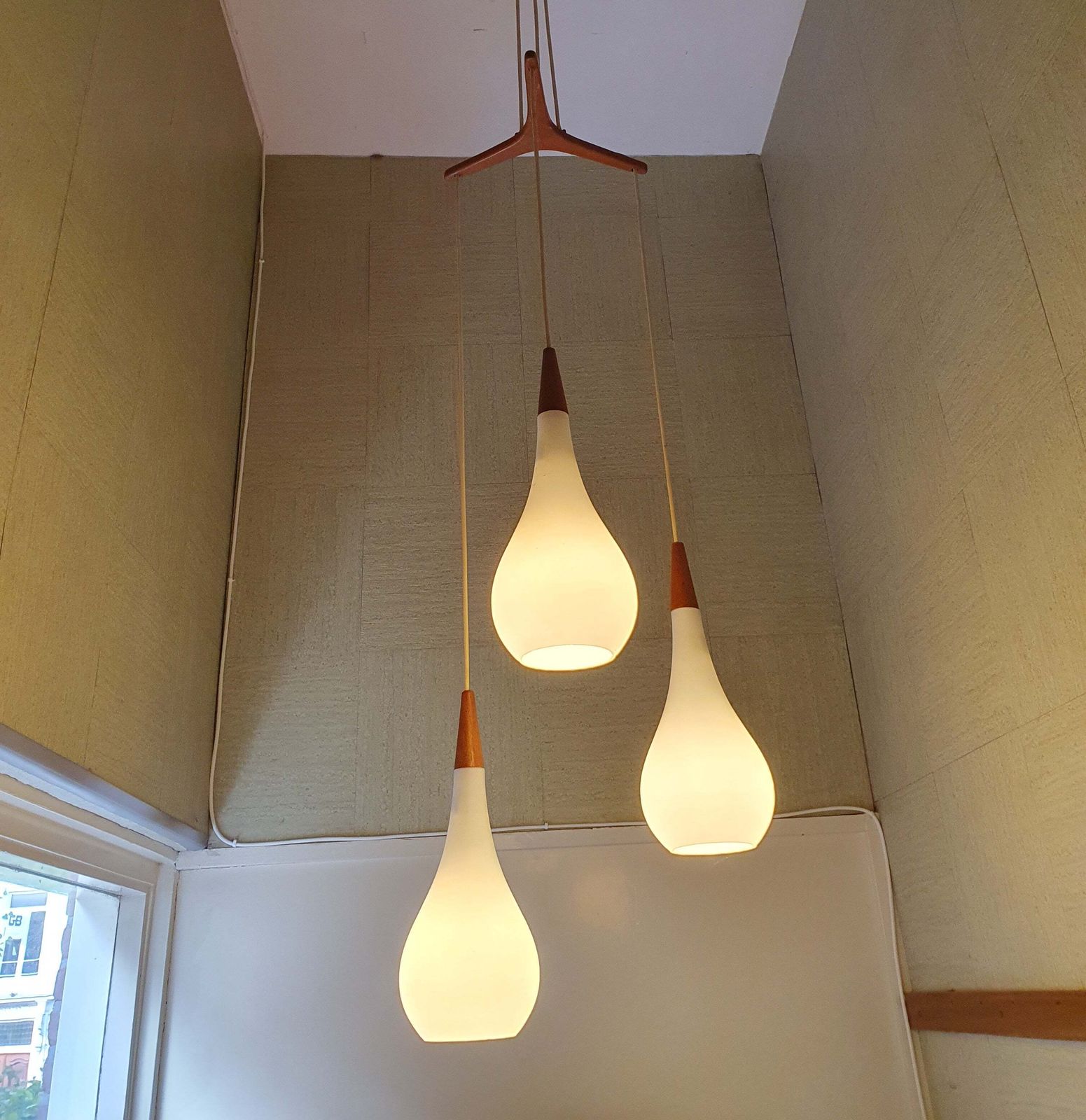 Holmegaard   Michael Bang   Triangle Raindrop Hanglamp / Pendant   Opaal Wit / Opal White   Teak   Midcentury Design Cluster Pendant Light