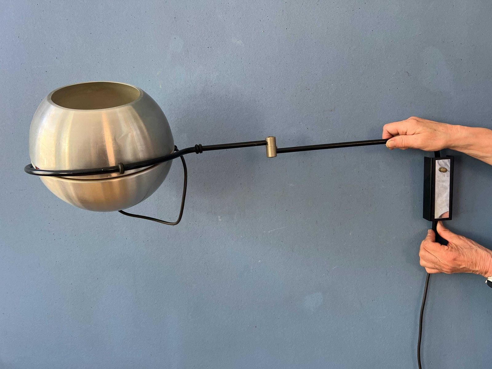 Vintage Mid Century Zilveren Globe Wandlamp Met Zwenkarm photo vinterior