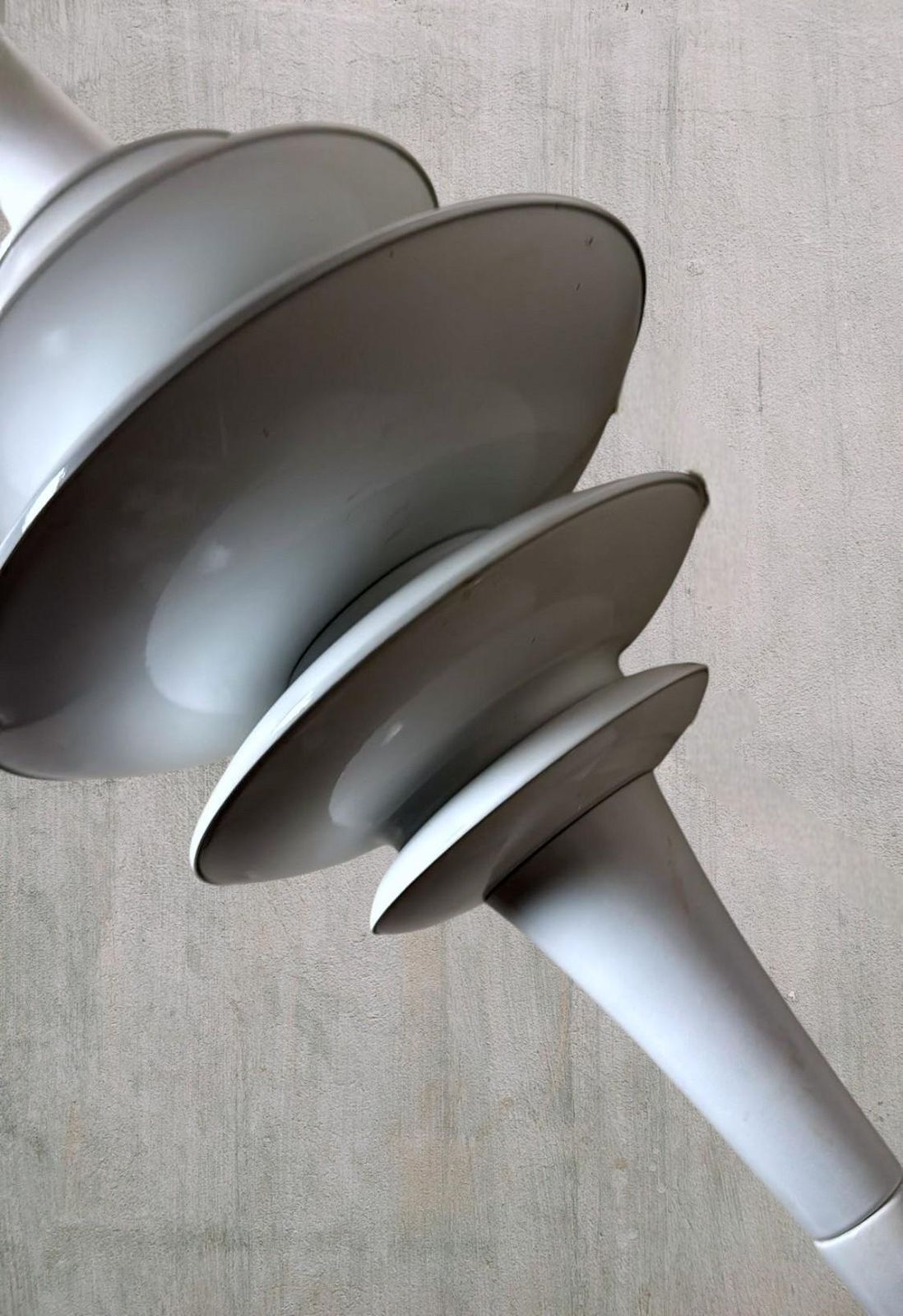 photo vinterior Space Age White Painted Aluminum Table Lamp In The Style Of Arredoluce