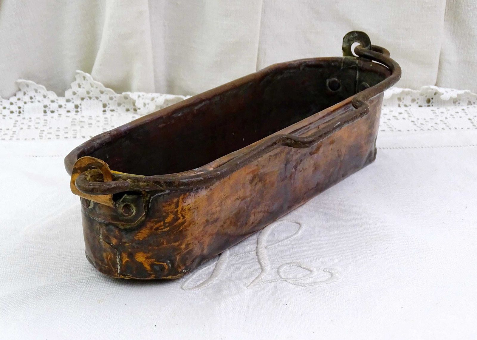 Petite turbotière d'époque en cuivre, pièce d'apprenti ou jouet, cuivrerie vintage de France, objet de château ou maison de poupée photo Décoration