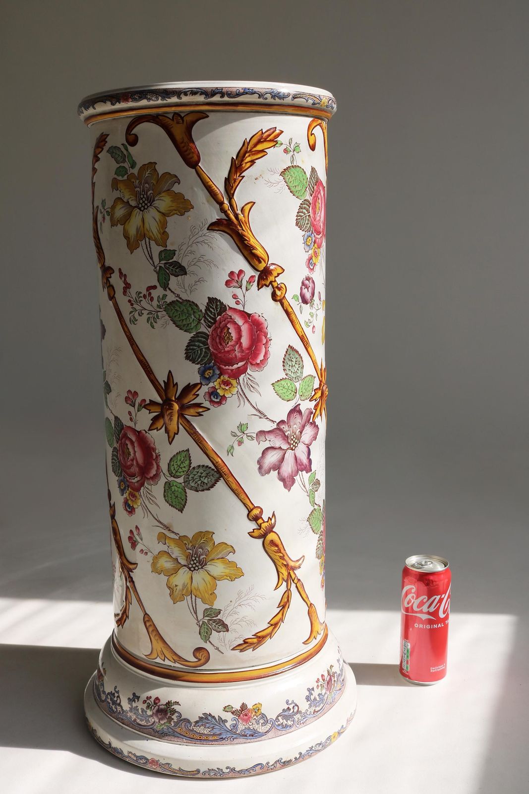 photo for sale Antieke Bloemen Keramische Paraplubak / Wandelstokhouder – Aardewerk Met Reliëf – Kleurrijke Entreehal Decoratie