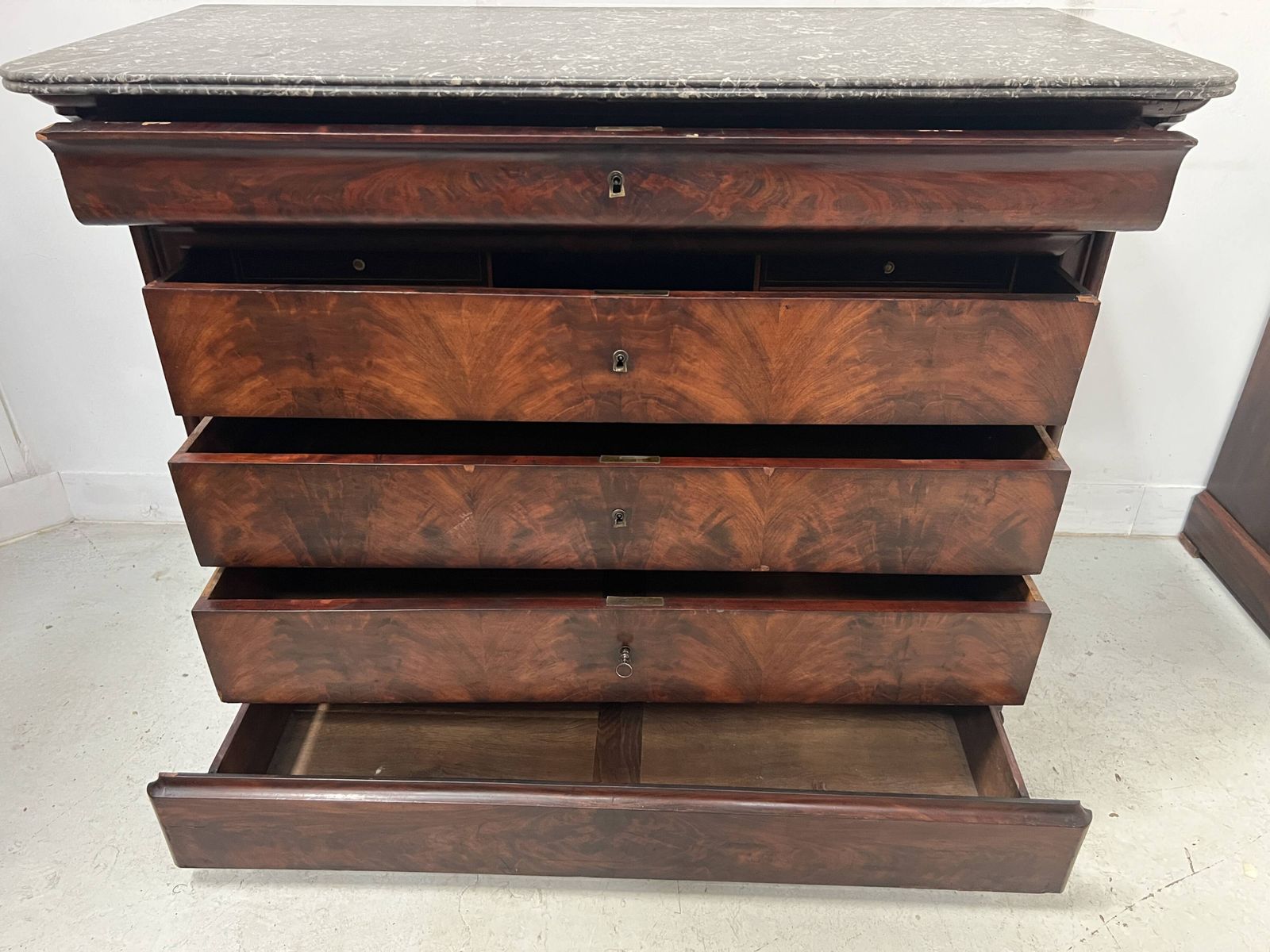 Louis Philippe Mahogany Chest Of Drawers, 19th Century photo vinterior