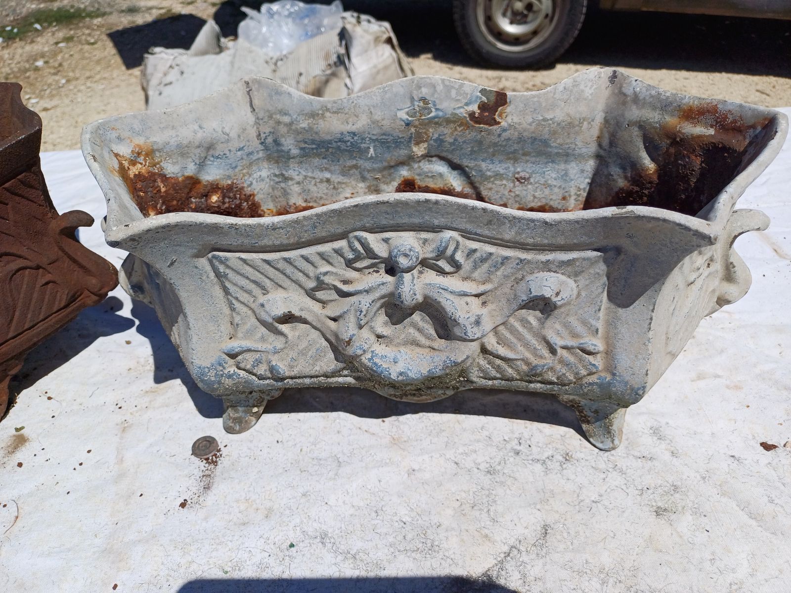 Pair Of 1900 Cast Iron Planters From Charleville Mézières In Rocaille Style photo vintage