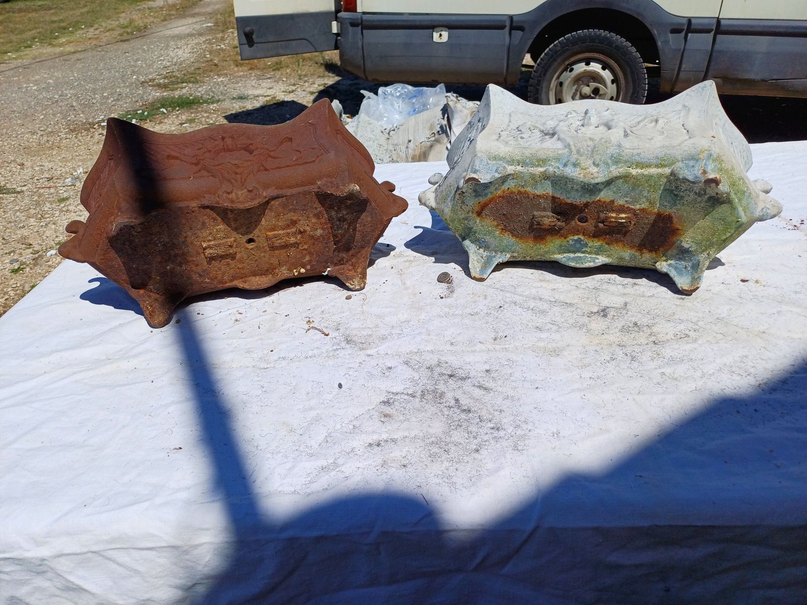photo vinterior Pair Of 1900 Cast Iron Planters From Charleville Mézières In Rocaille Style