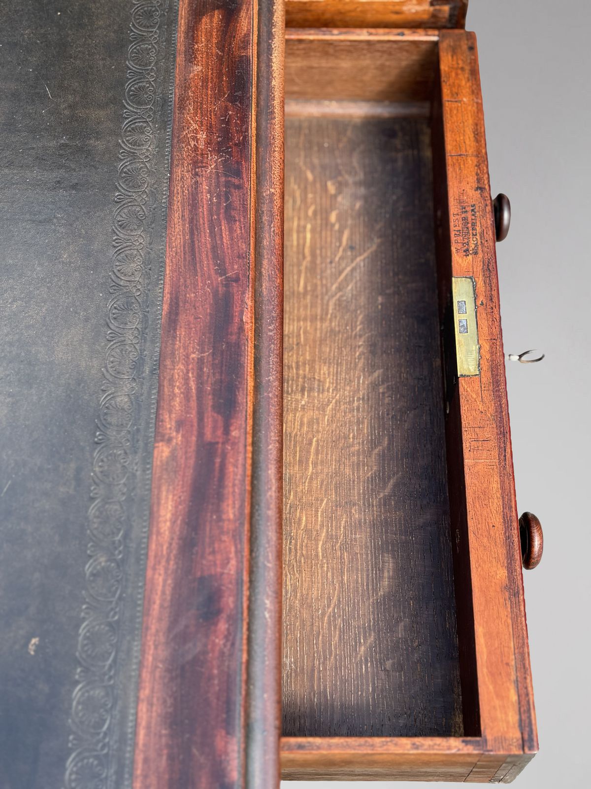 photo vinterior 18th Century George III Period Mahogany Writing Table Stamped W.Priest