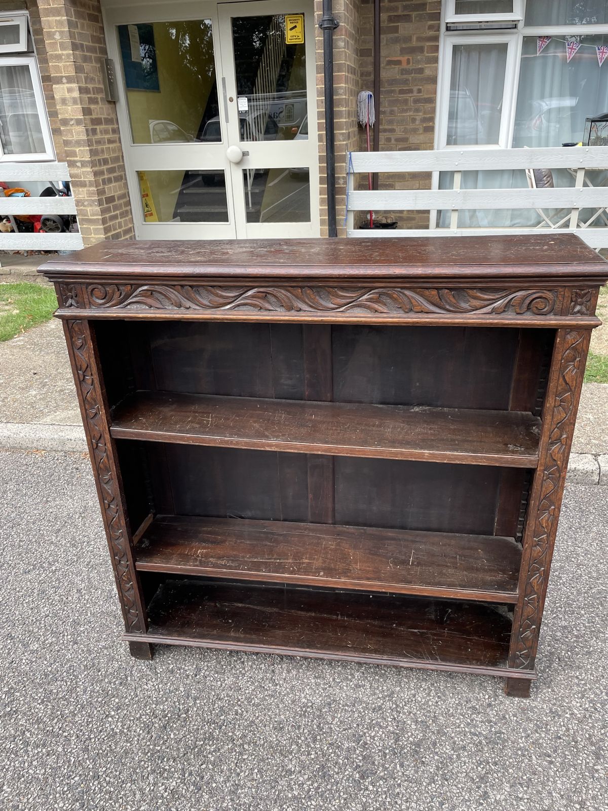 Antique Hand Carved Dark Wood Bookcase, photo vinterior