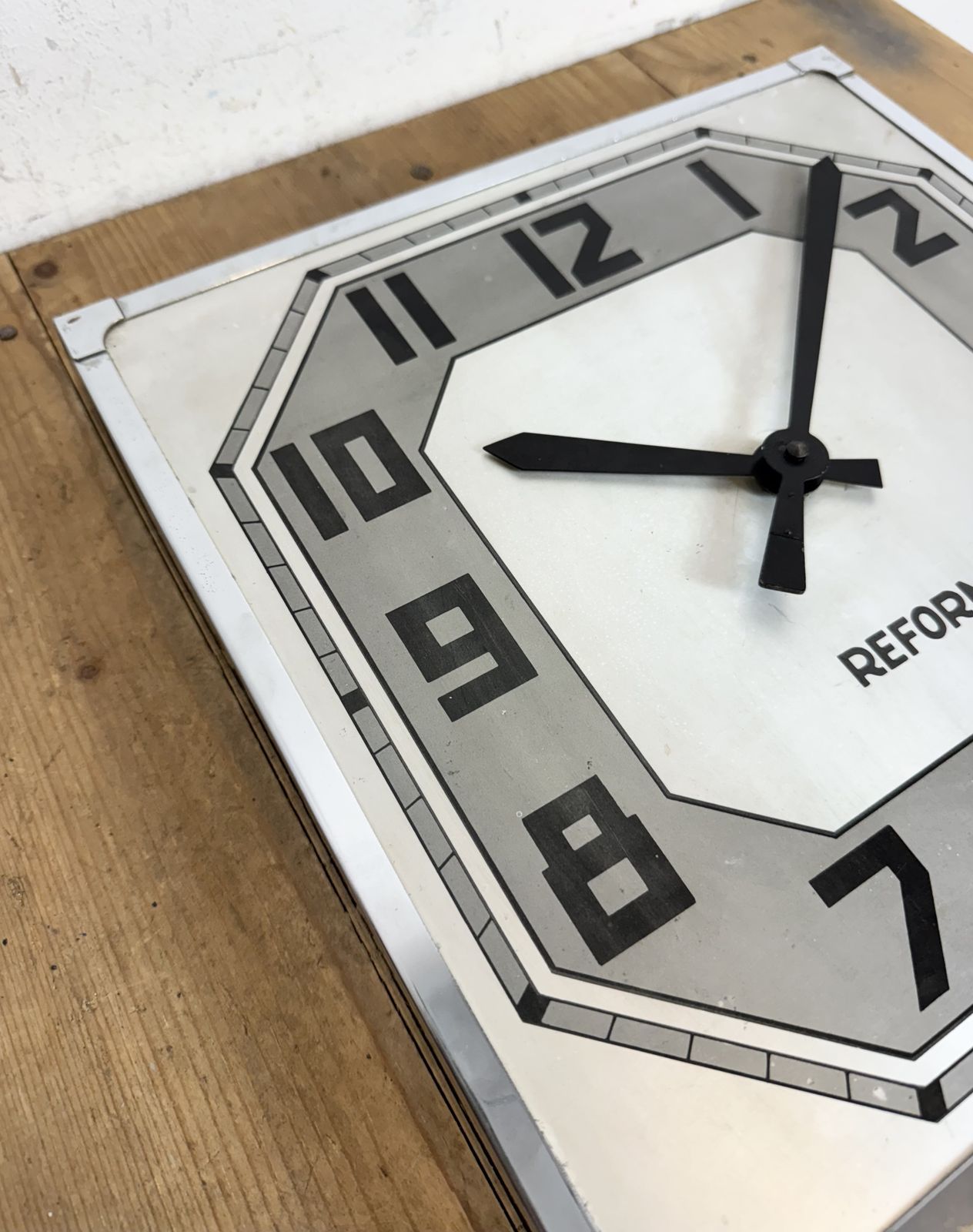 photo vintage Vintage Swiss Square Wall Clock From Reform, 1950s