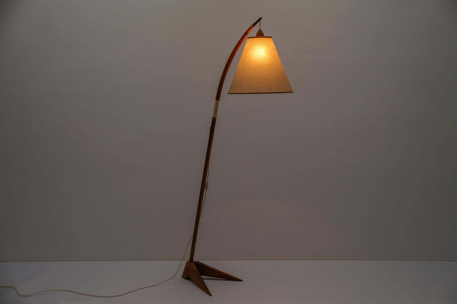 photo furniture Mid Century Modern Scandinavian Wooden Arc Floor Lamp, 1950s
