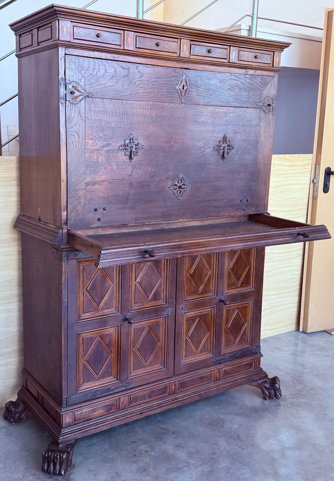 Cabinet espagnol sur piédestal ou bargueño en noyer massif, XIXe siècle, bureau photo vinterior