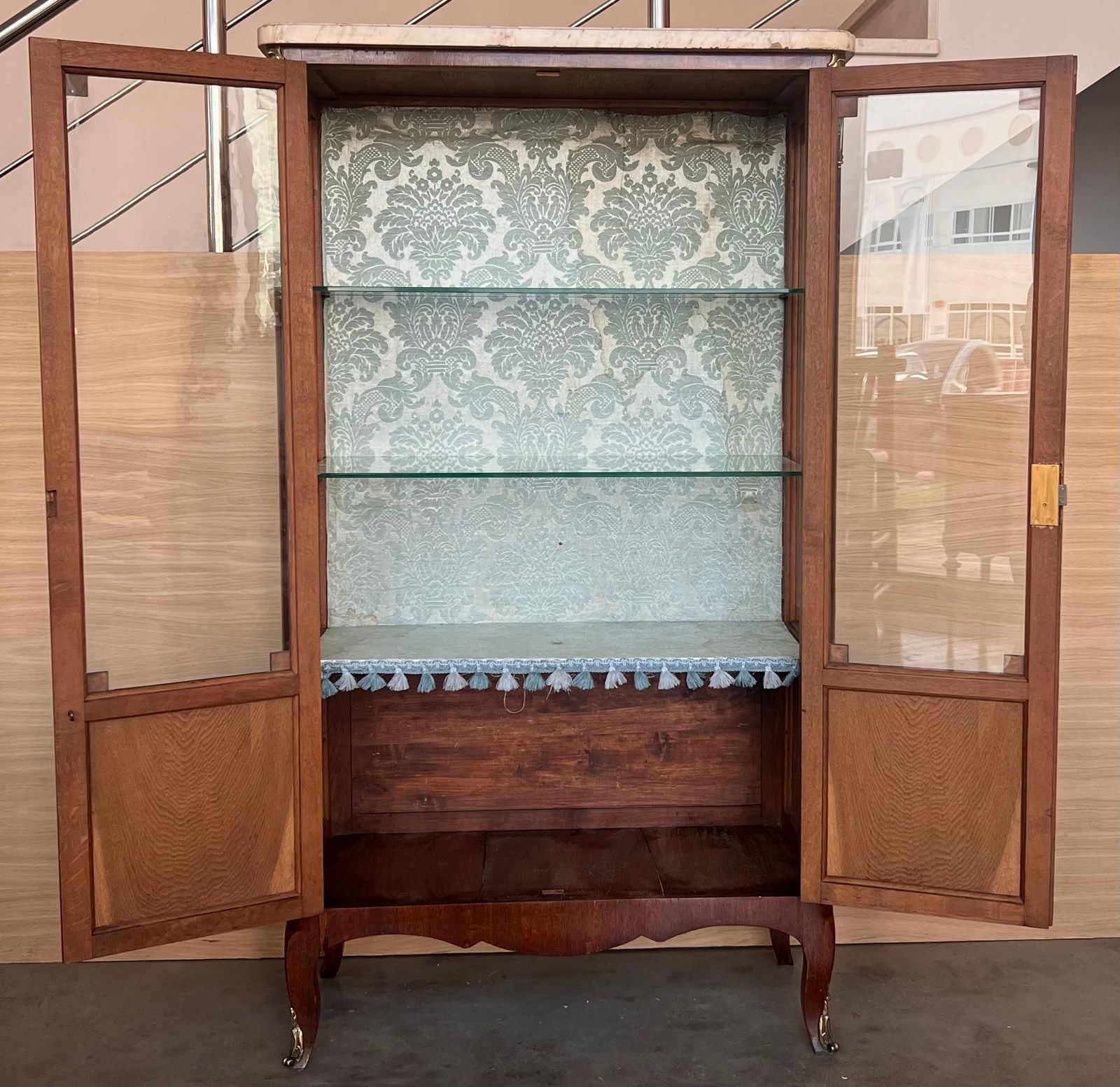 Vitrine de style Louis XVI en noyer avec marqueterie géométrique photo vintage