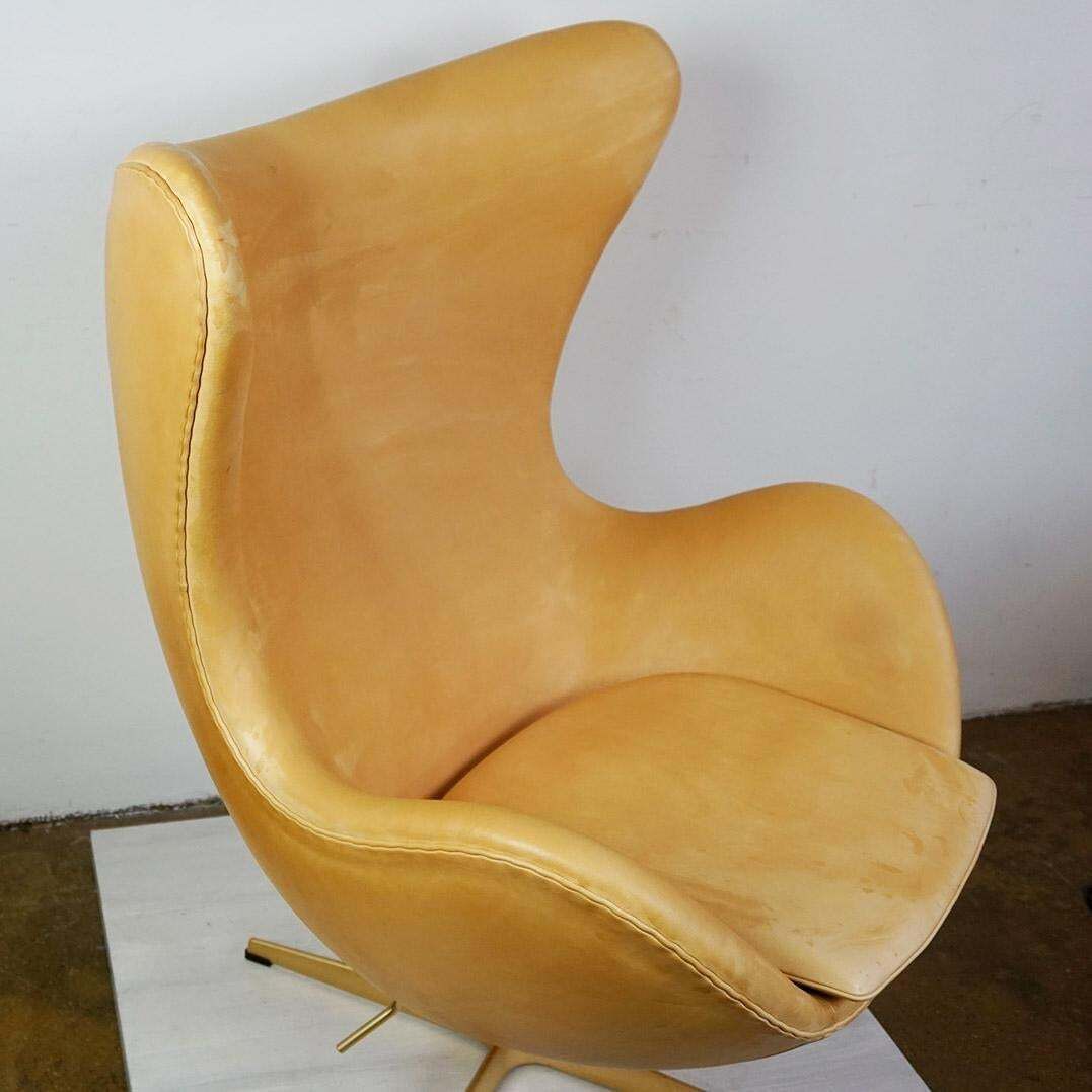 Leather Egg Chair By Arne Jacobsen For Fritz Hansen Limited Anniversary Edition photo vinterior