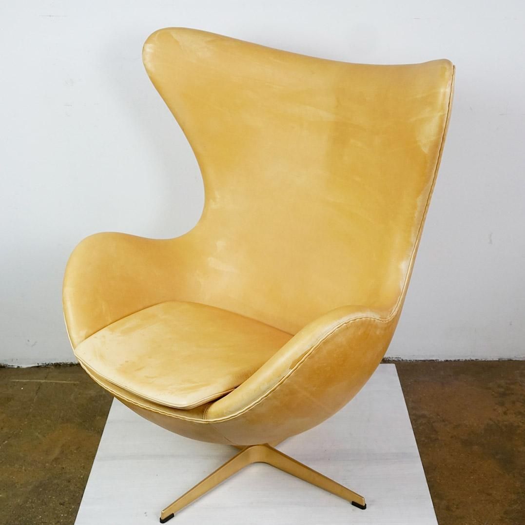 photo buy Leather Egg Chair By Arne Jacobsen For Fritz Hansen Limited Anniversary Edition