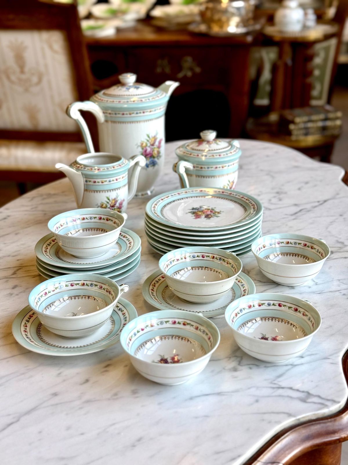 photo vinterior Raynaud Limoges 23 Piece Porcelain Tea & Coffee Service With Gold Trim