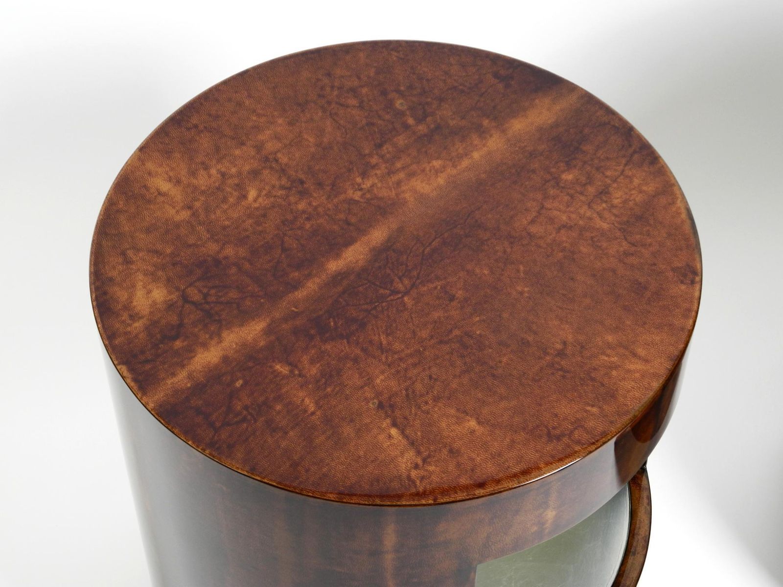 photo vintage Twee Salontafels "Night&Day" Van Tura Uit De Jaren 1990, Hout Bekleed Met Geitenleer