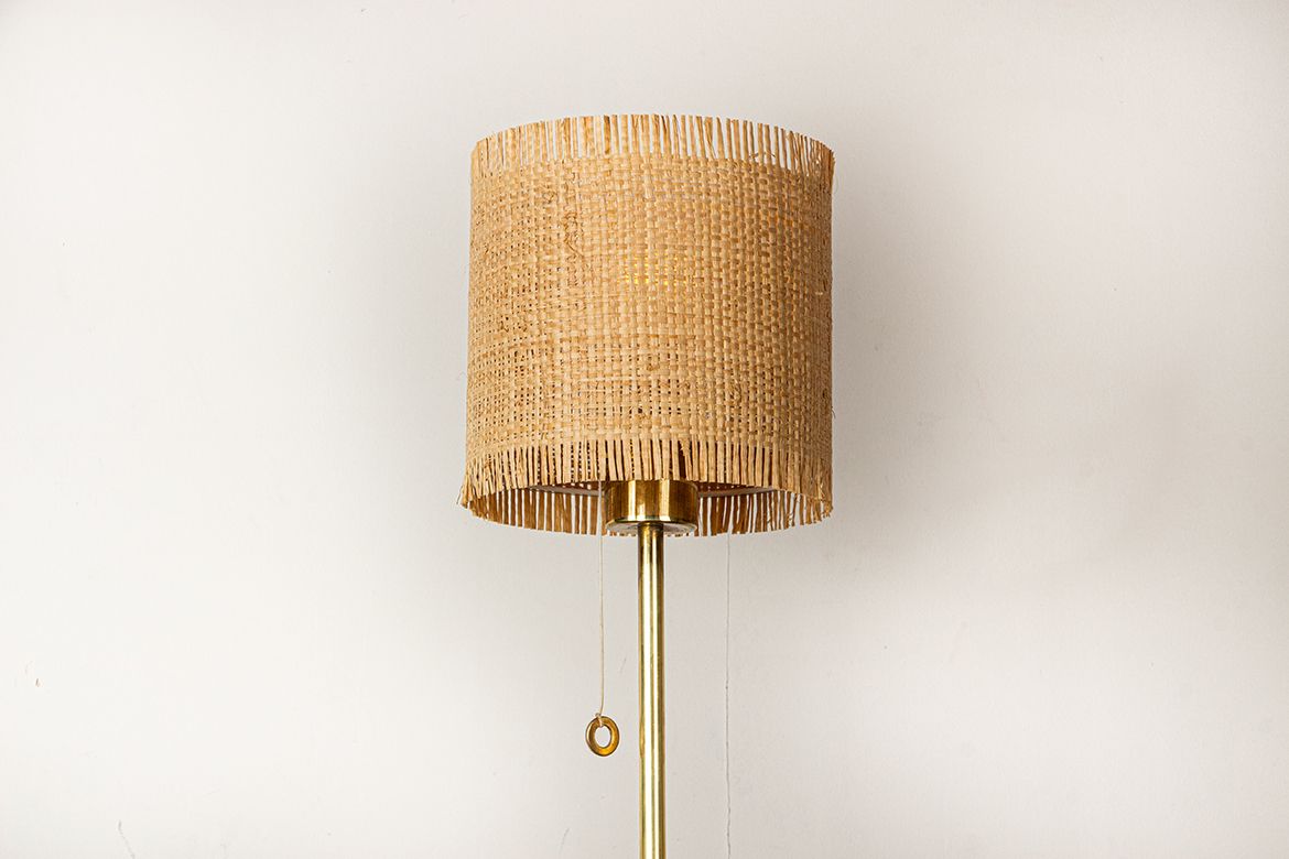photo vinterior Lampadaire suédois en laiton, socle en fonte, modèle G 019 par Bergboms, 1960.