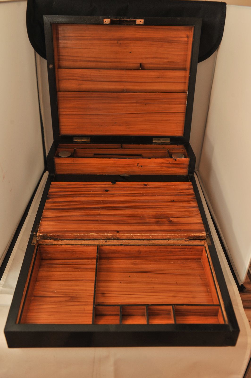 photo vinterior Elegant 19th Century Victorian Flame Mahogany Decorative Inlaid Fitted Writing Slope With Black Ebonised Accents & A Tooled Leather Interior